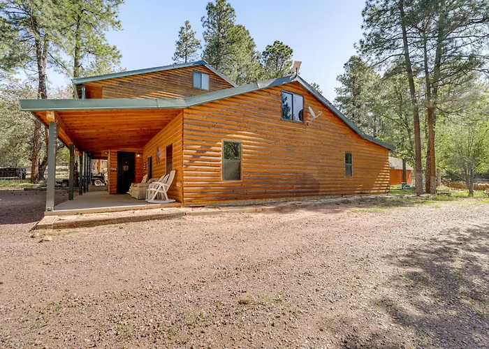 Game Nights In Pine's Winter Woods: Cozy Holiday home Pine